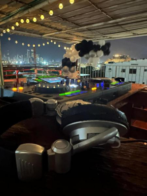 Cozy 5 Bedroom, 6 Bathroom Apartment